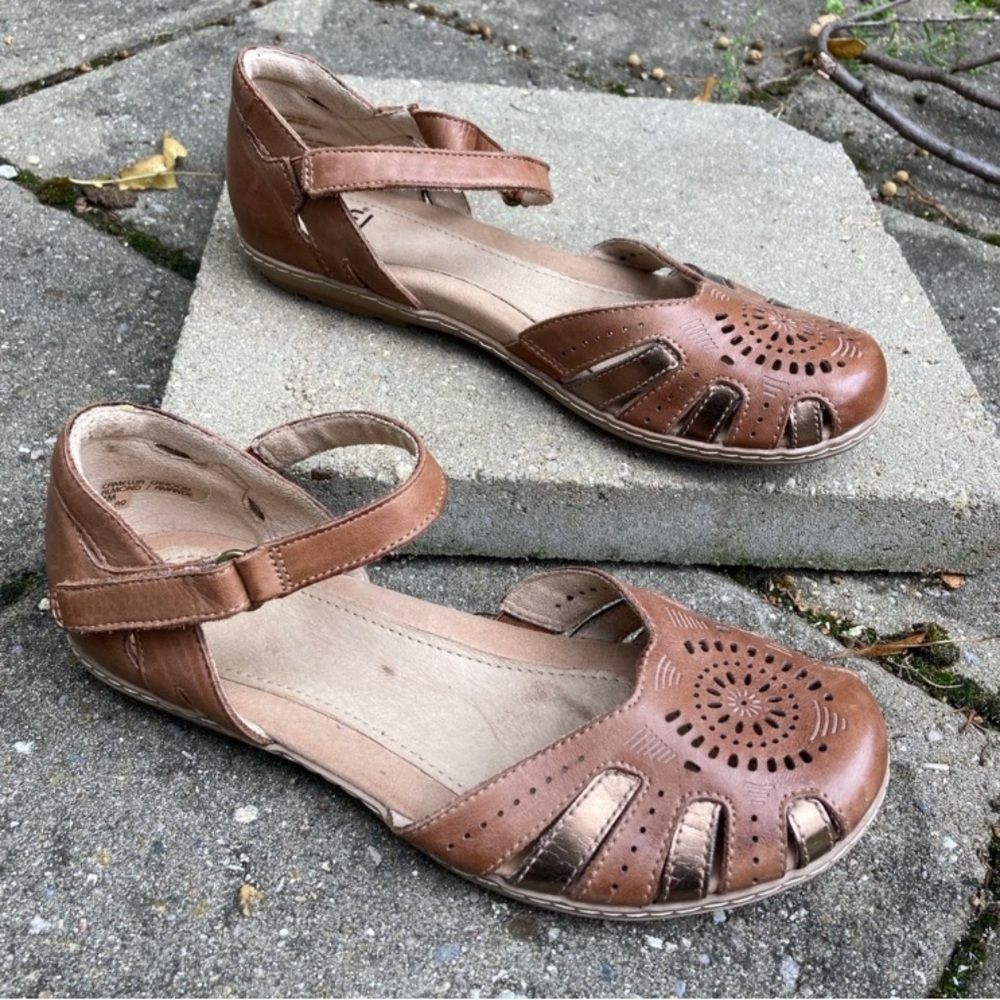 Earth sandal, closed toe, metallic, cutout